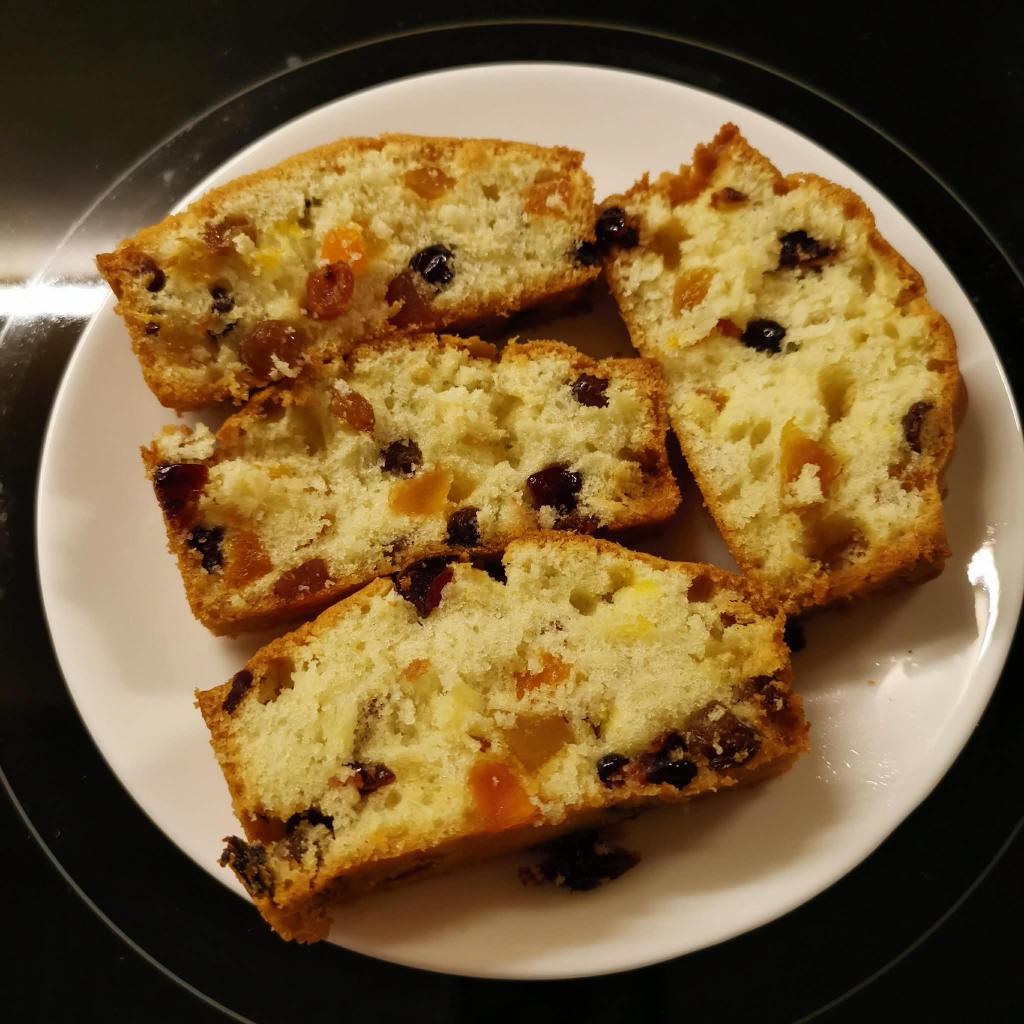 Keksas su džiovintais vaisiais