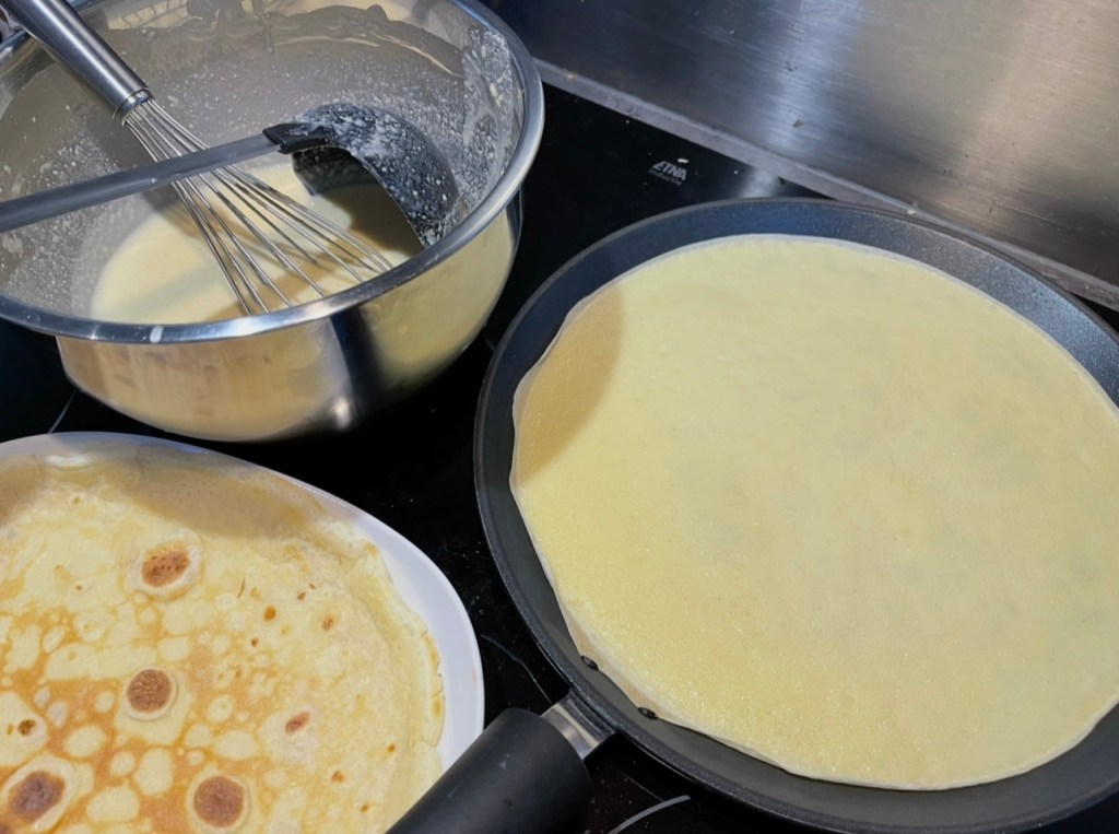 Ploni lietiniai blynai kepa keptuvėje