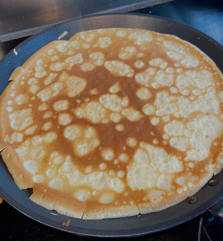 Ploni lietiniai blynai, blynas kepa keptuvėje