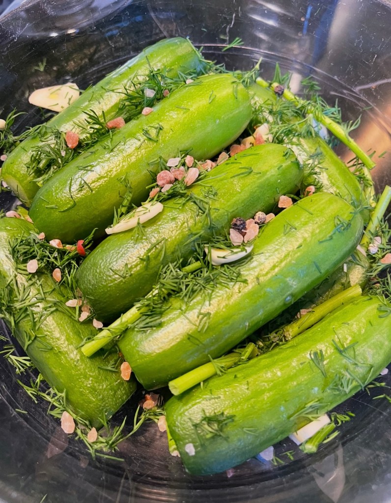 Agurkai su prieskonių mišiniu dubenyje