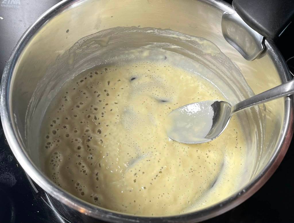 Bešamelio padažas, puode kepinami miltai su sviestu