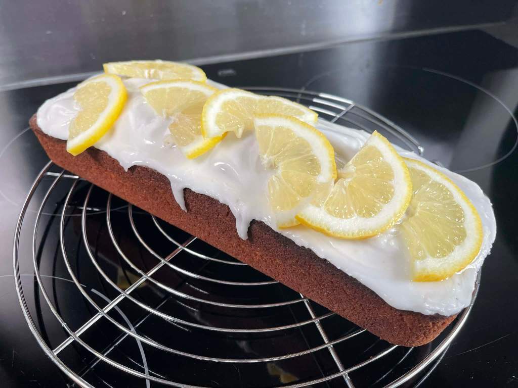 Citrininis keksas su glajumi ir citrinos skiltelėmis