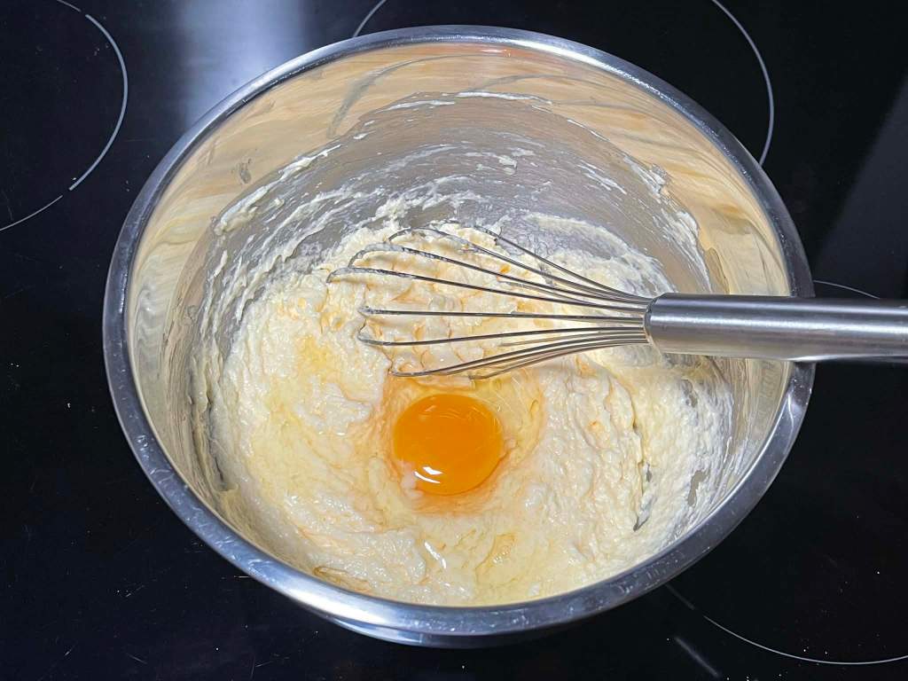 Citrininis keksas, kiaušiniai įmaišomi į masę