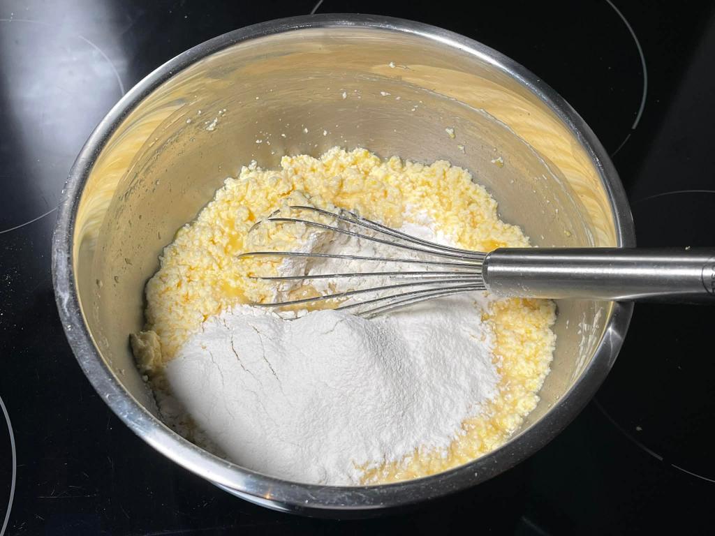 Citrininis keksas, į sviesto ir kiaušinių masę įmaišomi miltai