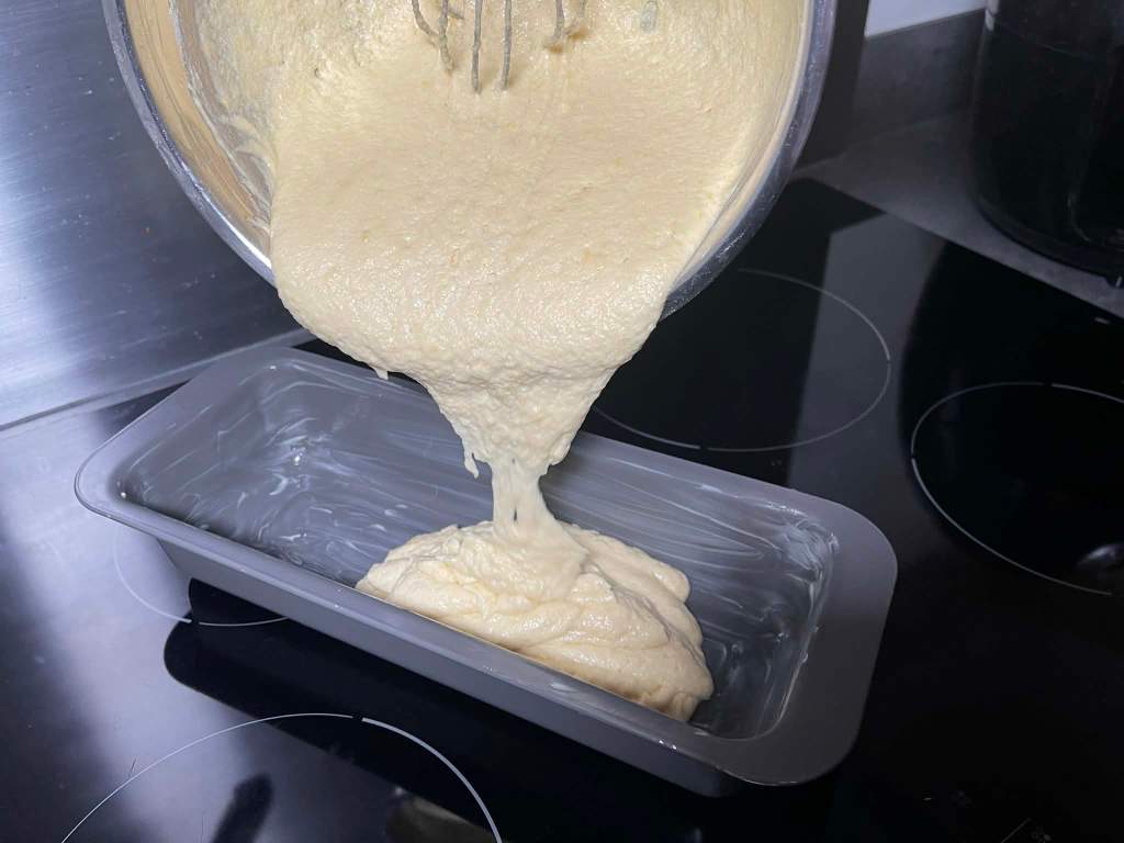 Citrininis keksas, kekso tešla pilama į kepimo formą