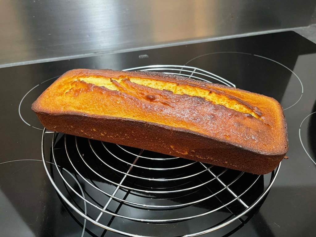 Iškeptas citrininis keksas