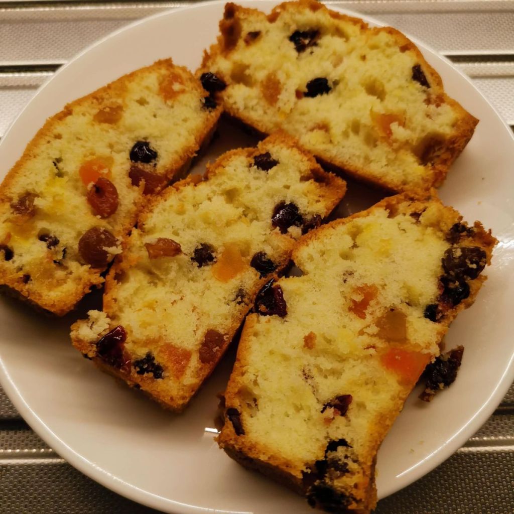 Supjaustytas keksas su džiovintais vaisiais lėkštėje
