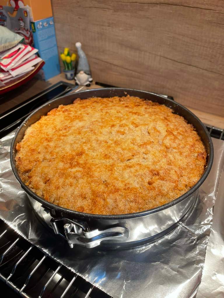 Obuolių pyragas su manais ištrauktas iš orkaitės dar kepimo formoje