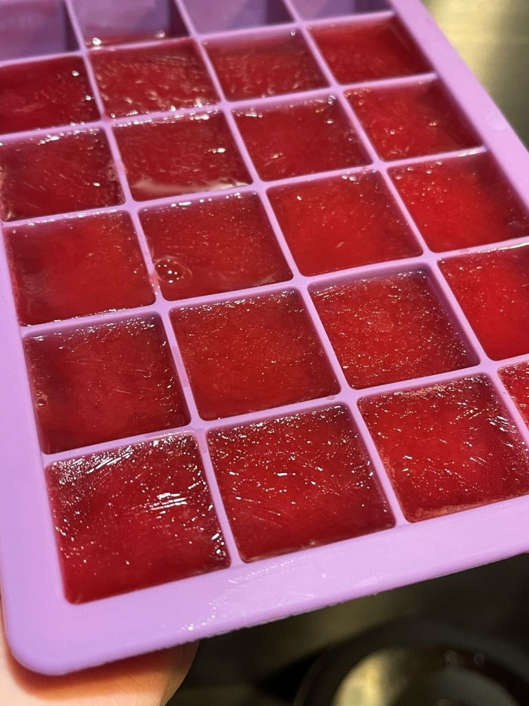 Raudonųjų apelsinų sulčių ledukai silikoninėse formelėse.