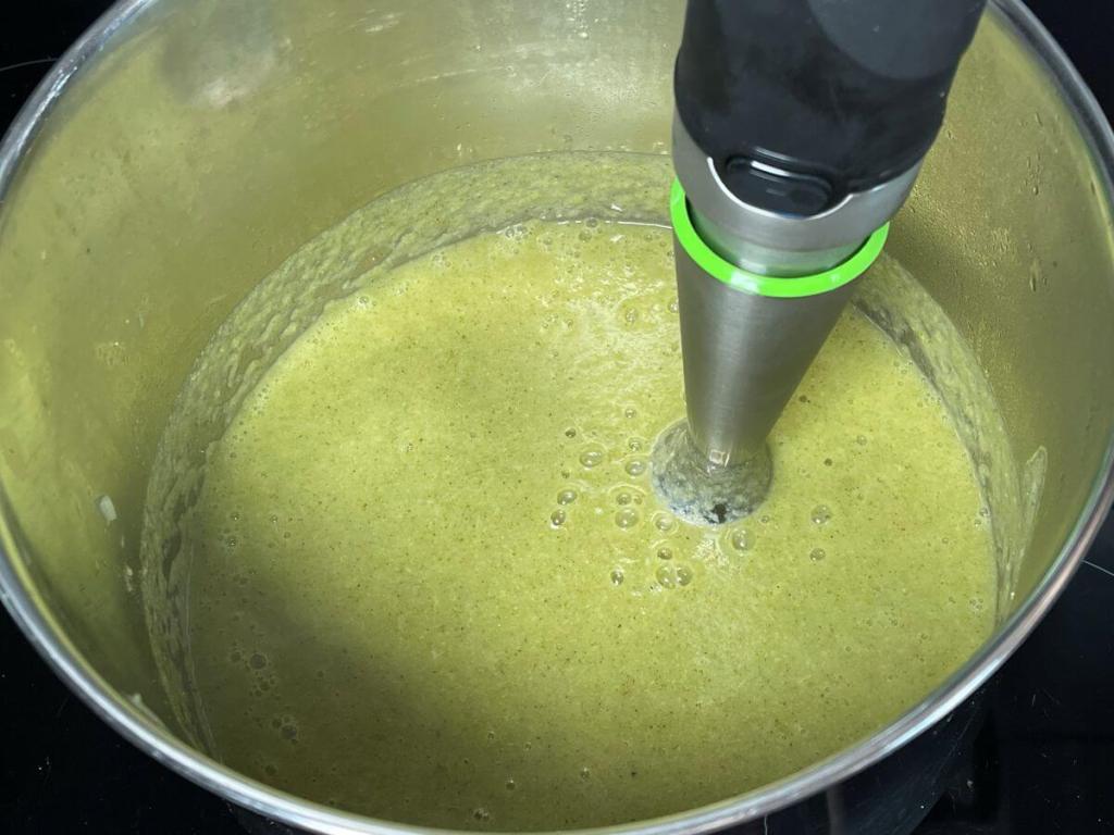 Trinta brokolių sriuba puode, daržovės trinamos blenderiu