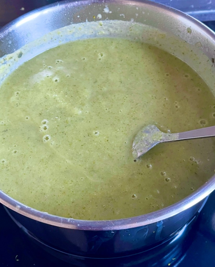 Trinta brokolių sriuba puode