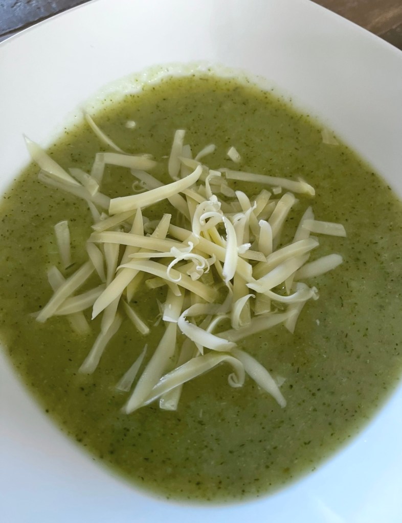 Trinta brokolių sriuba su tarkuotu sūriu, lėkštėje