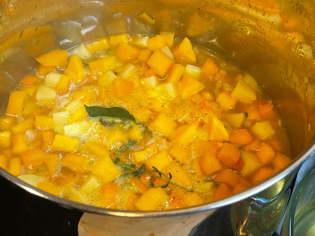 Trinta moliūgų sriuba, daržovės verdamos puode