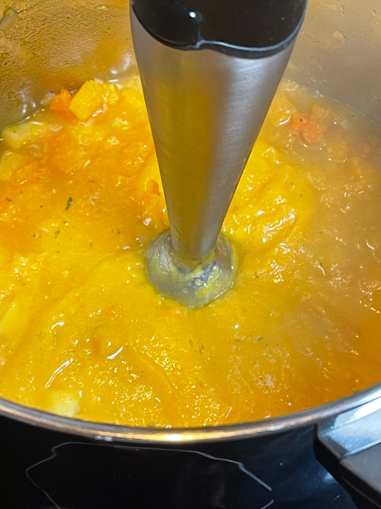 Daržovės blenderiu trinamos iki vientisos konsistencijos.