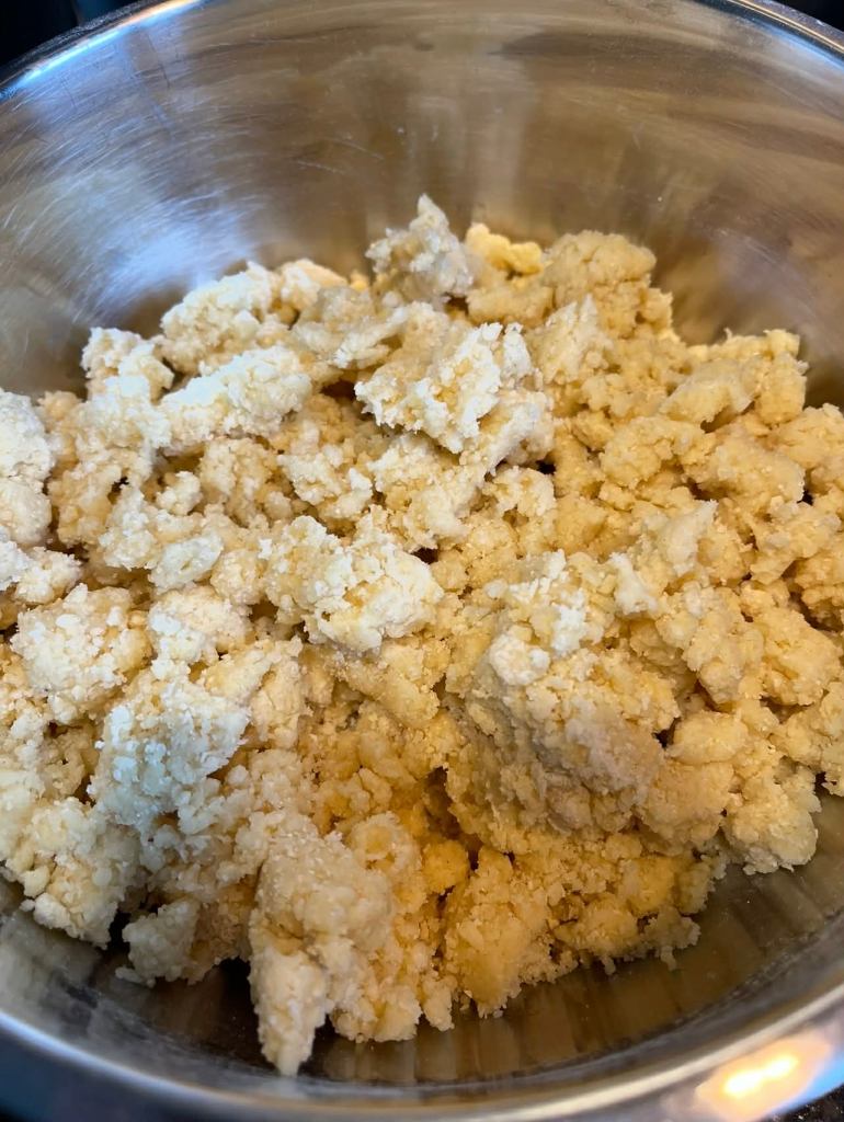 Trupininis pyragas su uogiene, paruošta tešla dubenyje