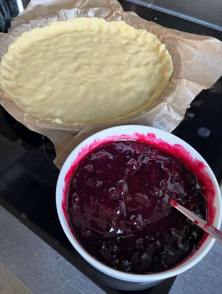 Trupininis pyragas su uogiene, tešla kepimo formoje ir raudona uogienė