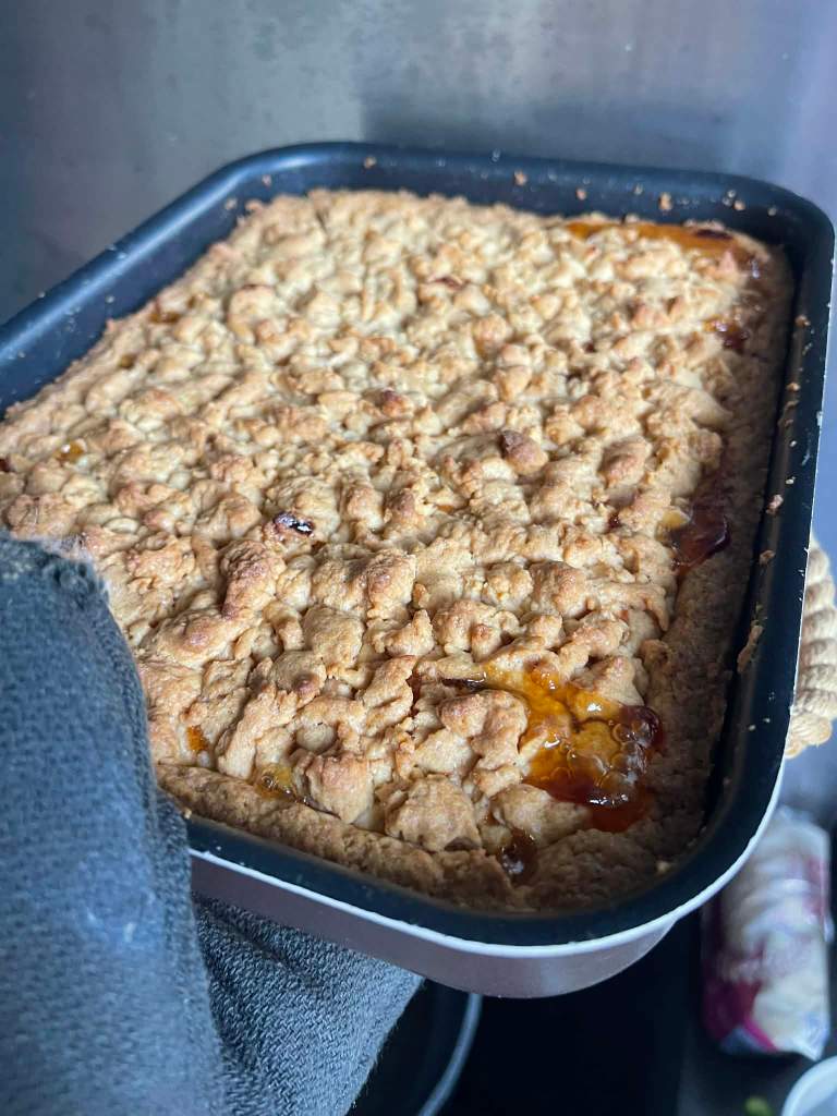 Trupininis pyragas su persikų uogiene