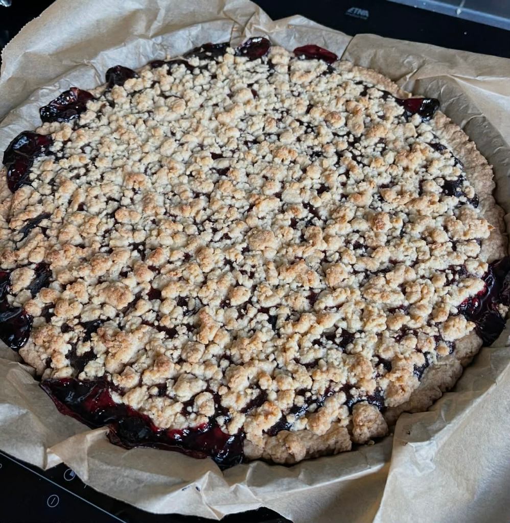 Trupininis pyragas su raudonųjų uogų uogiene