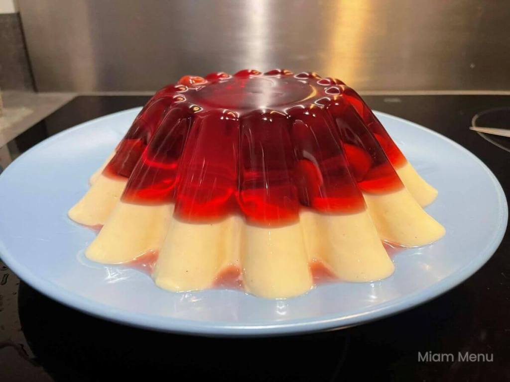 Dvisluoksnis žėlė tortas su jogurtu ir uogomis