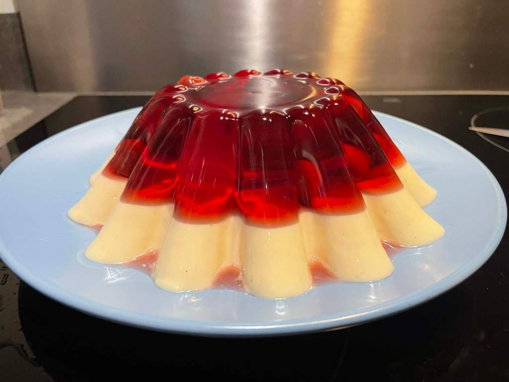 Dvisluoksnis žėlė tortas su jogurtu ir&nbsp;uogomis