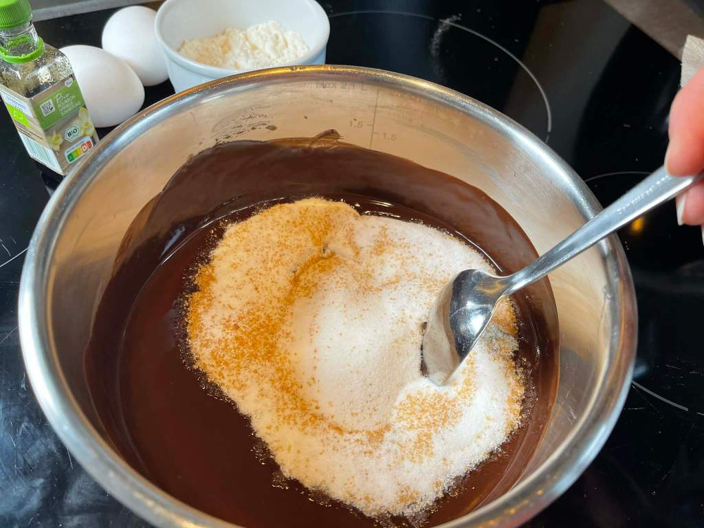 Amerikietiškas brownie, į šokolado–sviesto masę įmaišomas cukrus