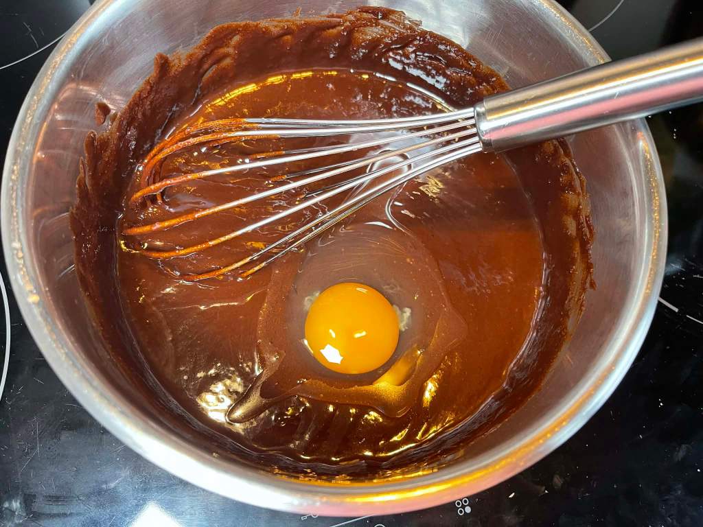 Amerikietiškas brownie, į šokolado–sviesto masę įmušami kiaušiniai