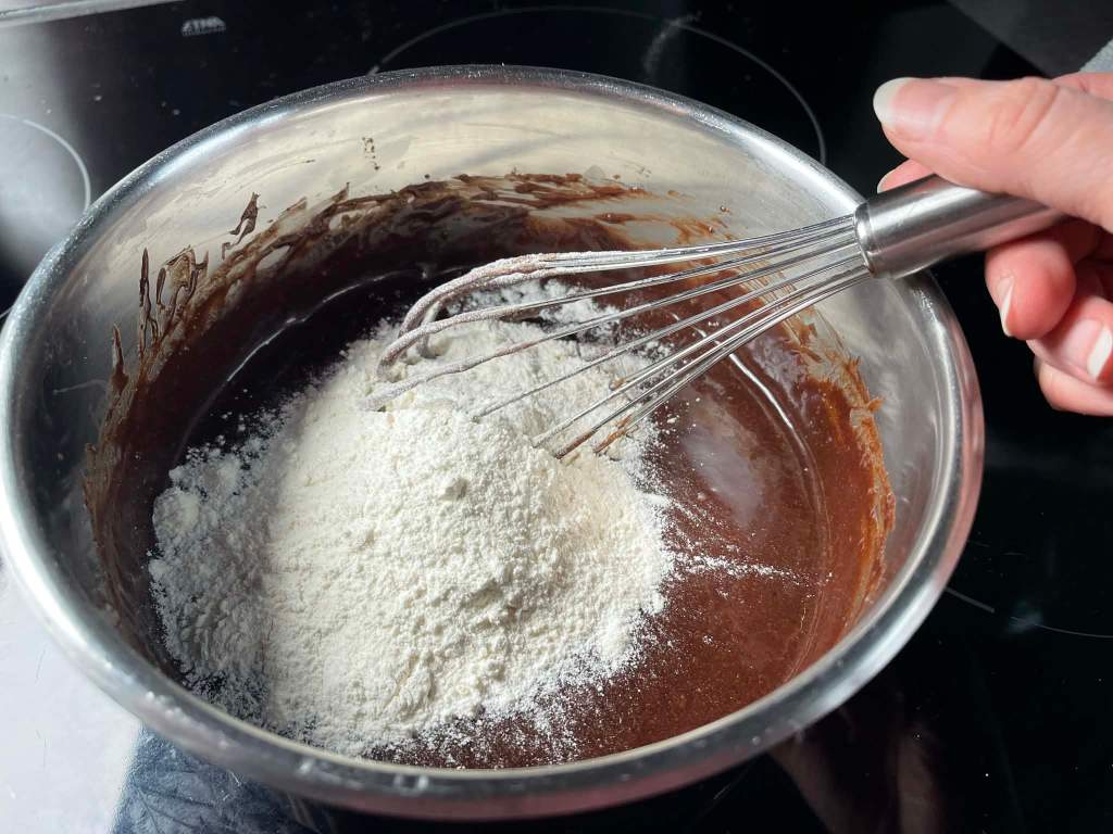 Amerikietiškas brownie, į šokoladinį mišinį įmaišomi suberti miltai