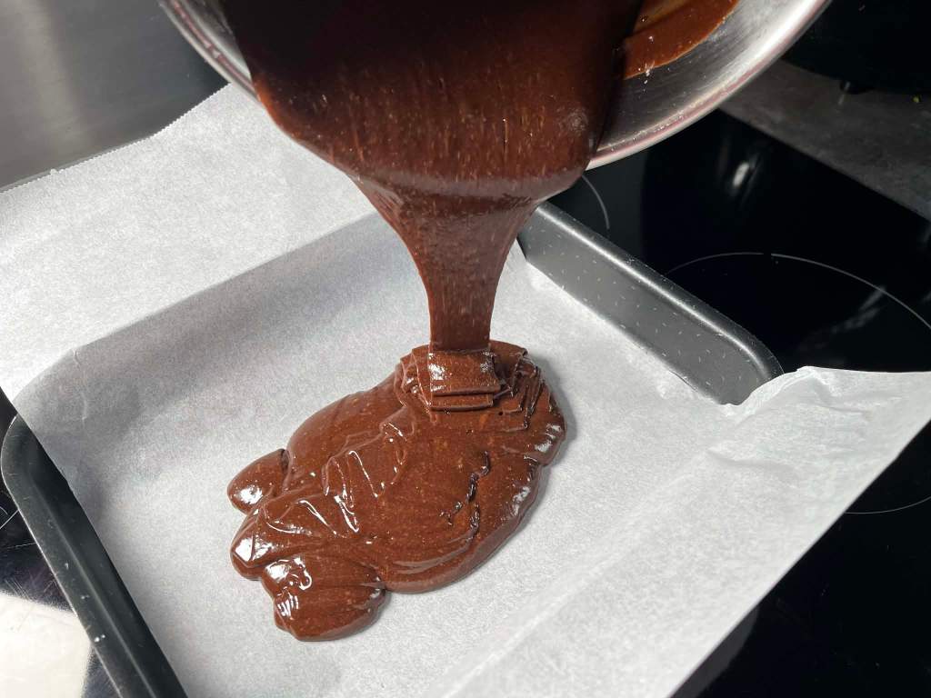 Amerikietiškas brownie, tešla pilama į kepimo formą