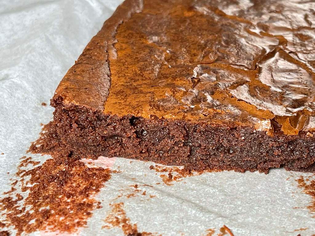 Prapjautas iškeptas amerikietiškas brownie 