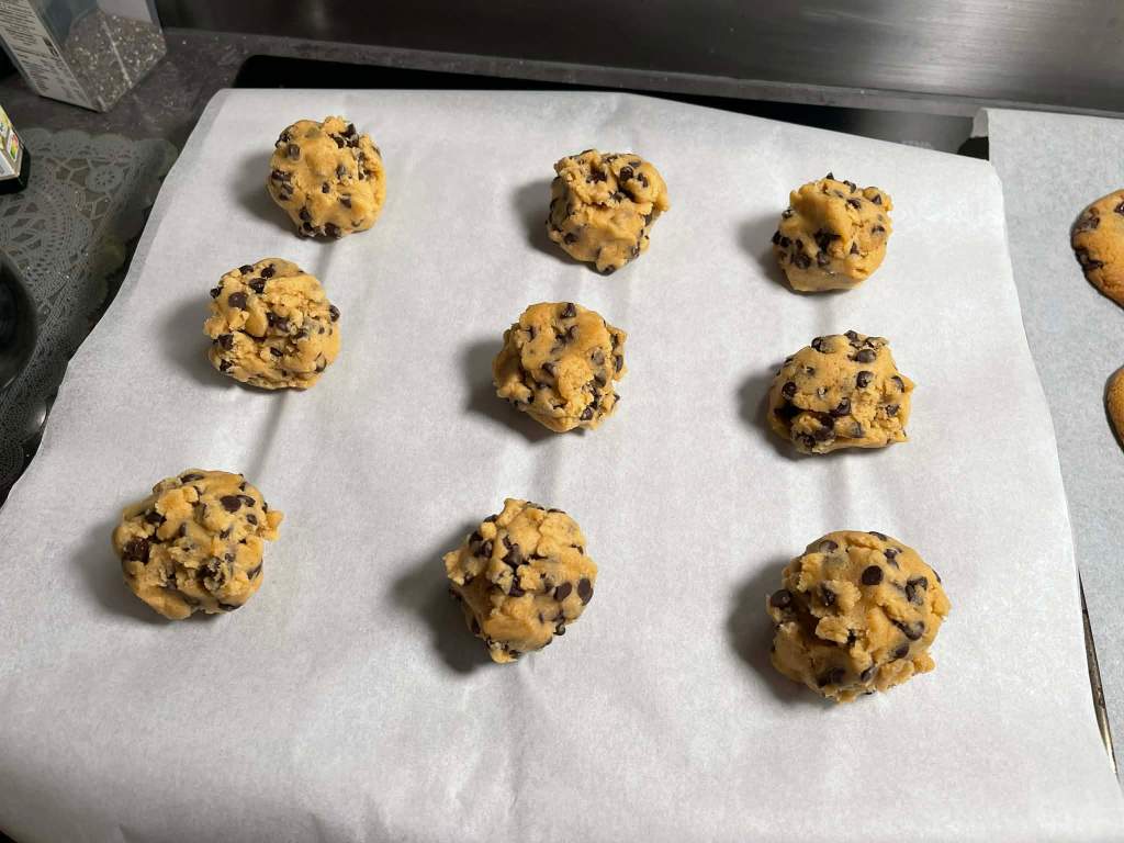 Suformuoti cookies sausainių kamuoliukai prieš kepimą