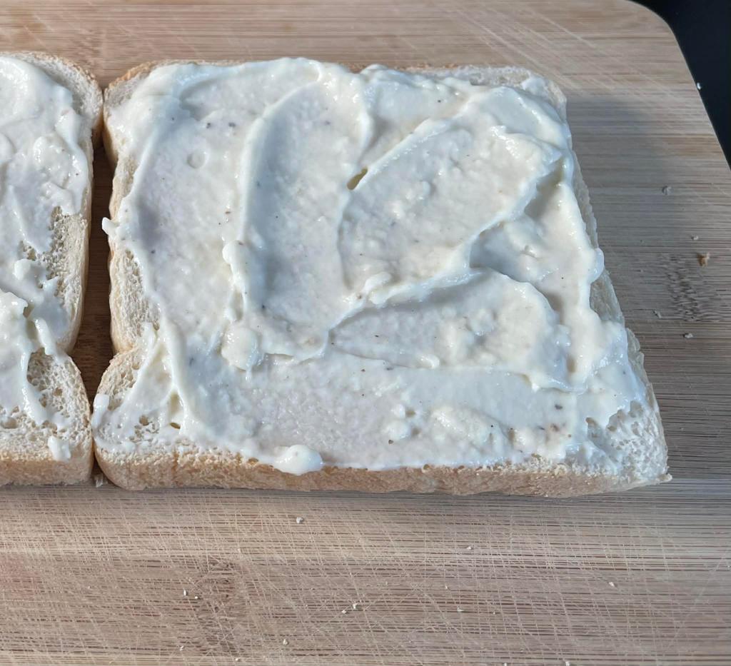 Croque-monsieur karštas sumuštinis, duona su bešamelio padažu