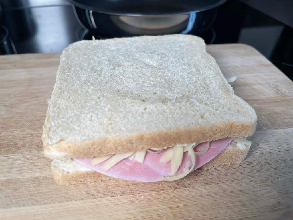 Suformuotas Croque-monsieur karštas sumuštinis