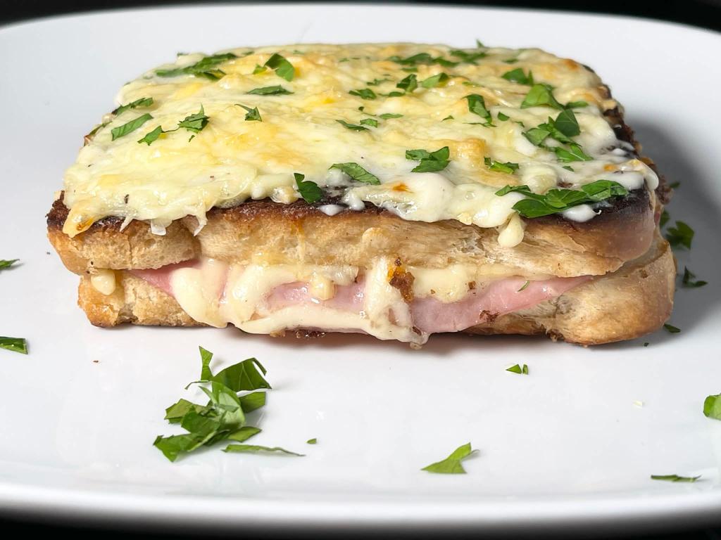 Prancūziškas karštas sumuštinis Croque-monsieur