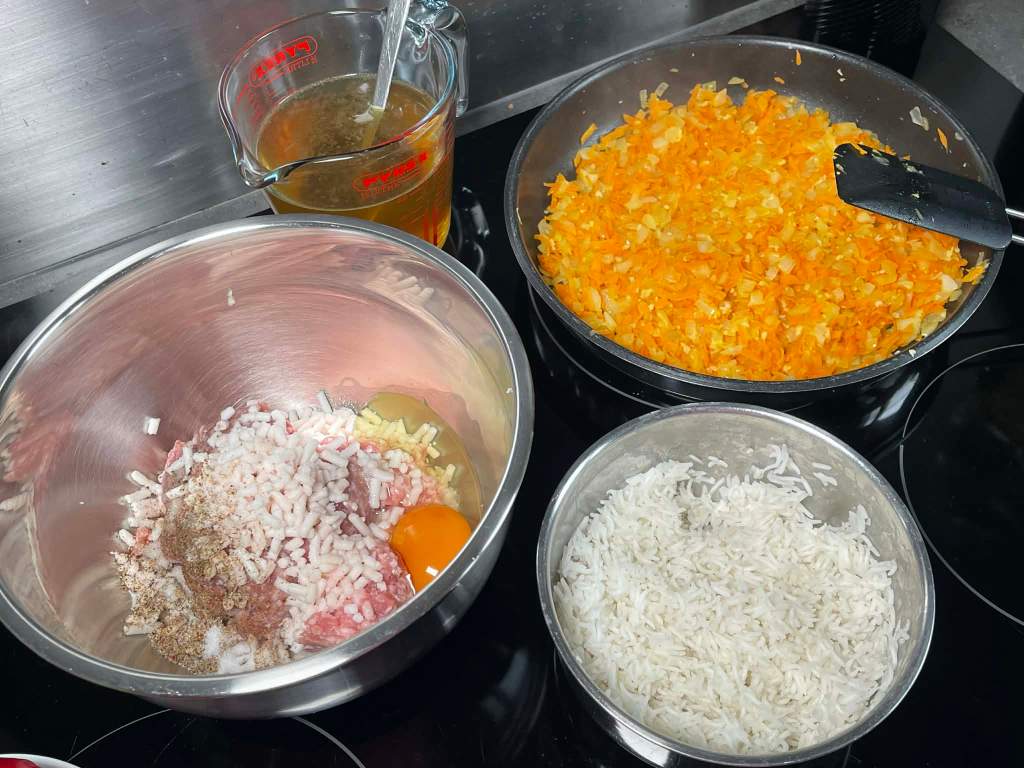 Ruošiamas faršas įdarytoms paprikoms