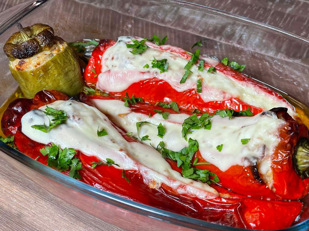 Įdarytos paprikos su sūriu, keptos orkaitėje