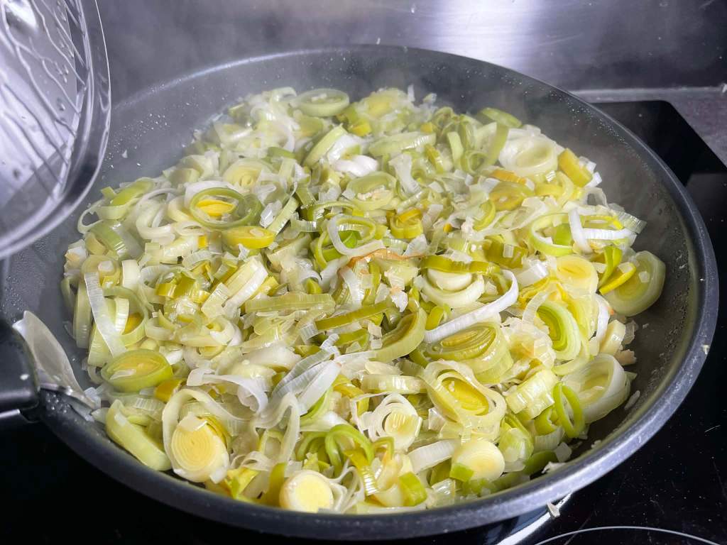 Kišas su porais, porai troškinami keptuvėje