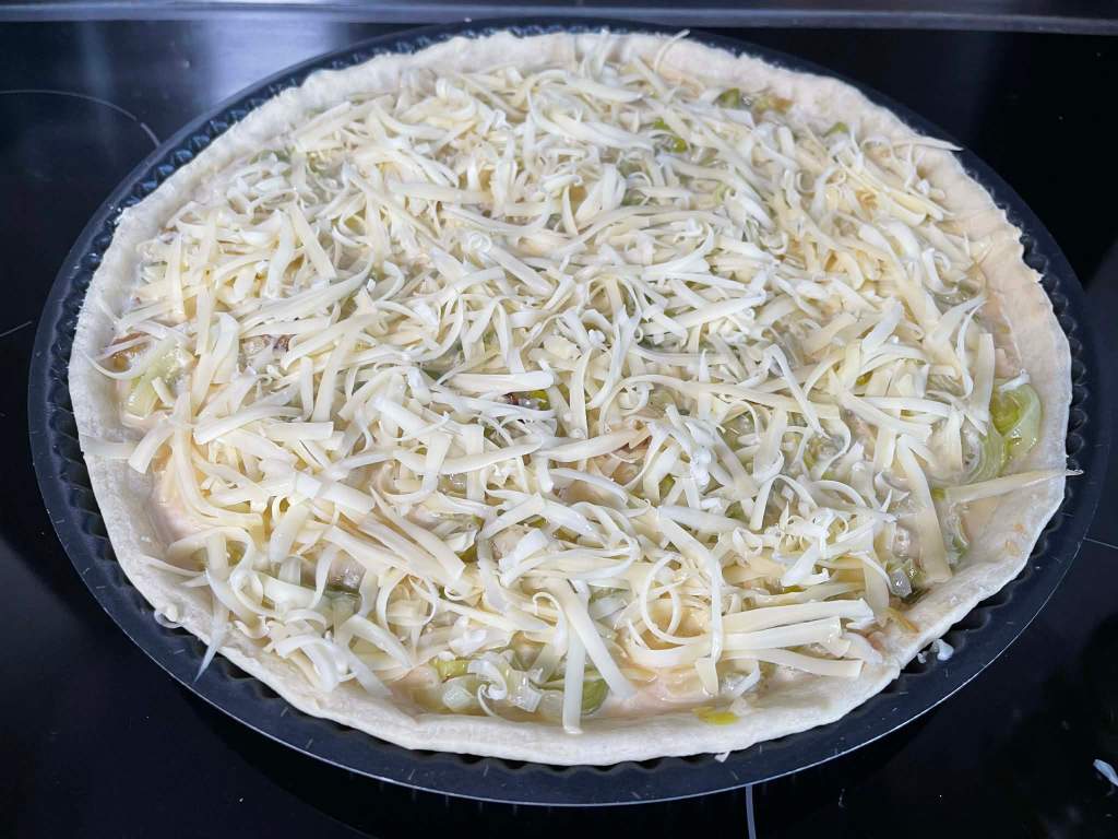 Kišas su porais apibarstytas tarkuotu sūriu paruoštas kepti orkaitėje