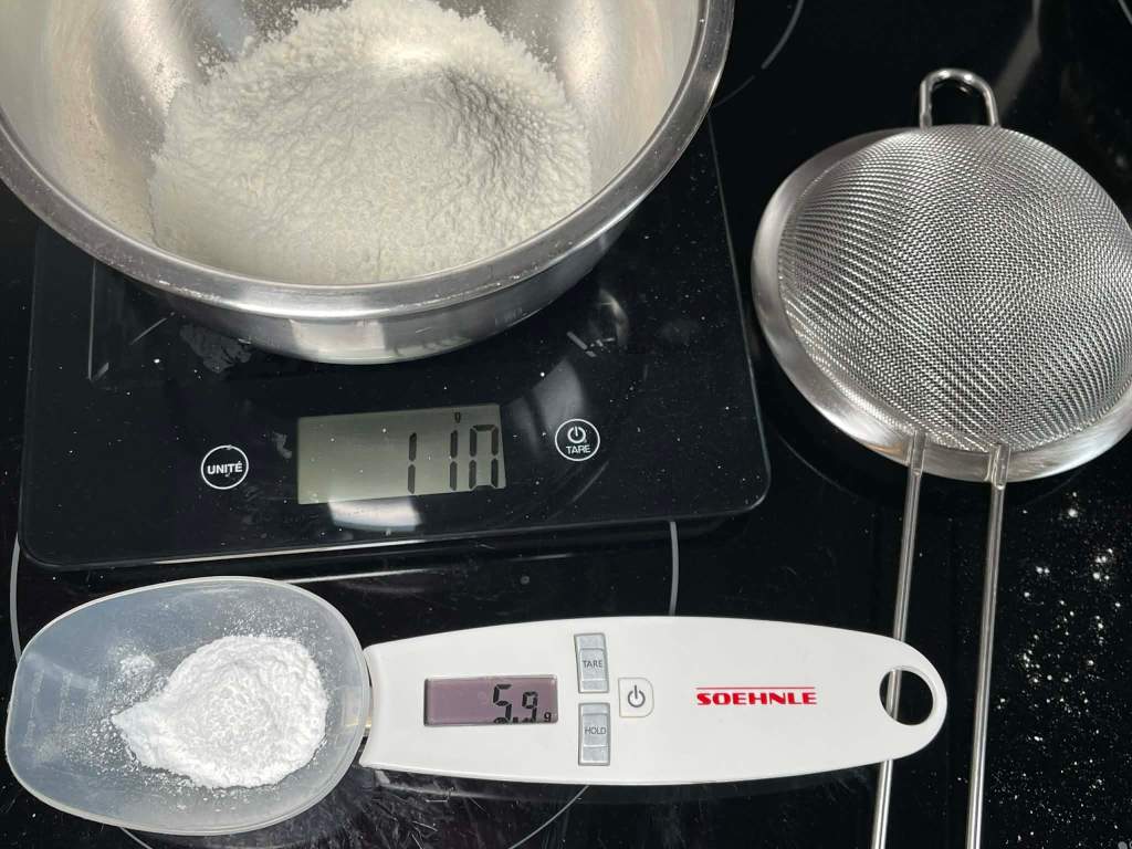 Madlenai su citrina, persijojami miltai, kepimo milteliai ir druska.