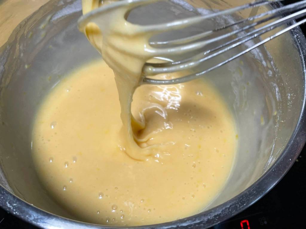 Madlenų su citrina tešla dubenyje