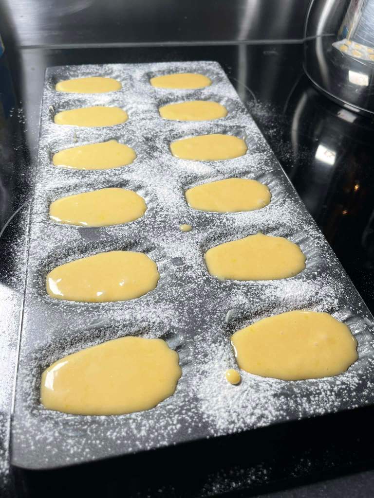 Madlenai su citrina, formelės užpildytos tešla