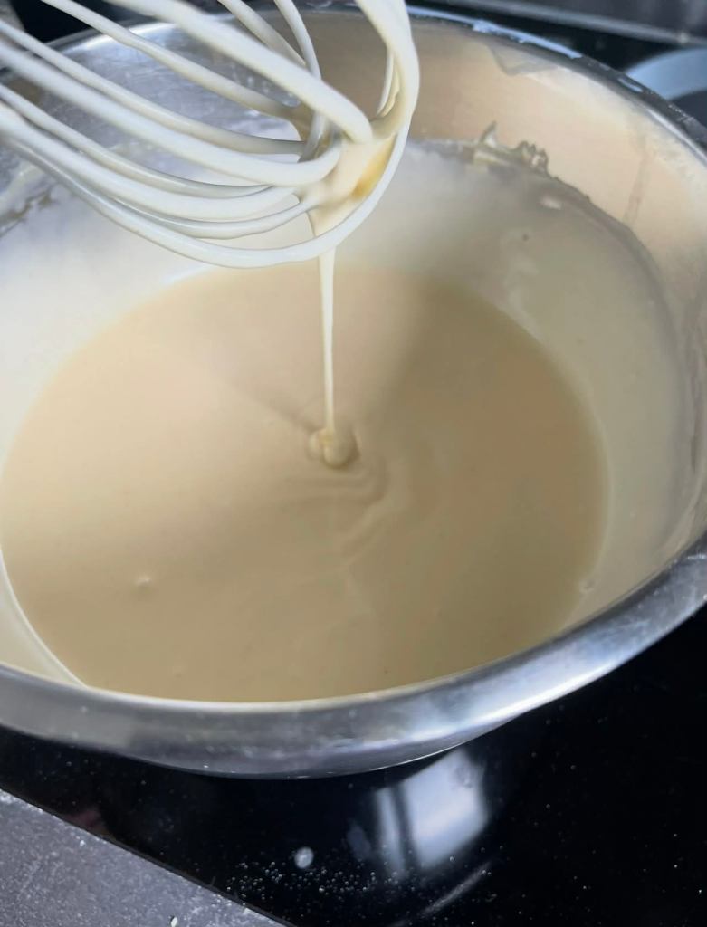 Purių amerikietiškų blynų (Pancakes) tešla dubenyje