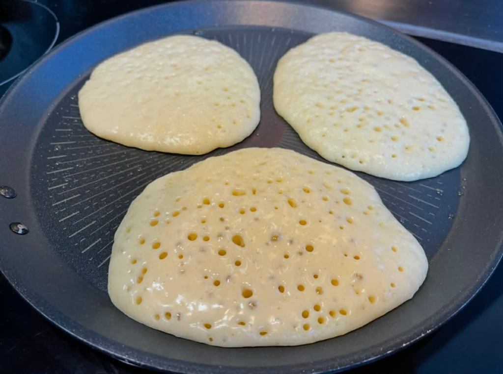 Purūs amerikietiški blynai (Pancakes) kepami keptuvėje