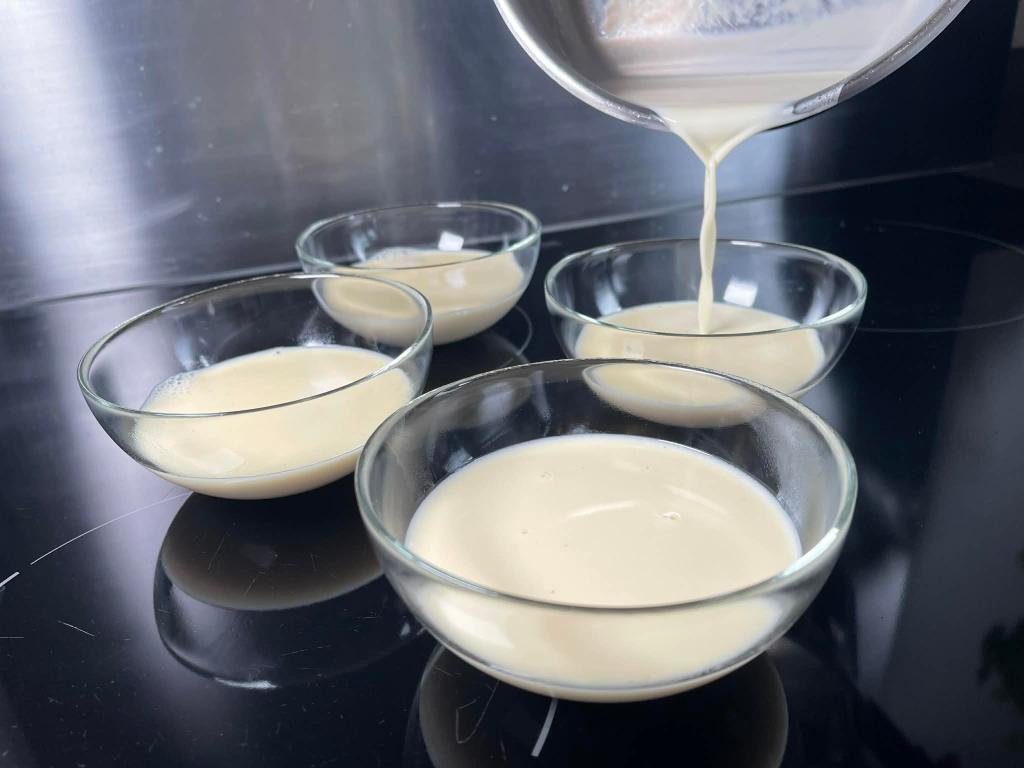 Klasikinis itališkas desertas Panna Cotta pilamas į indelius