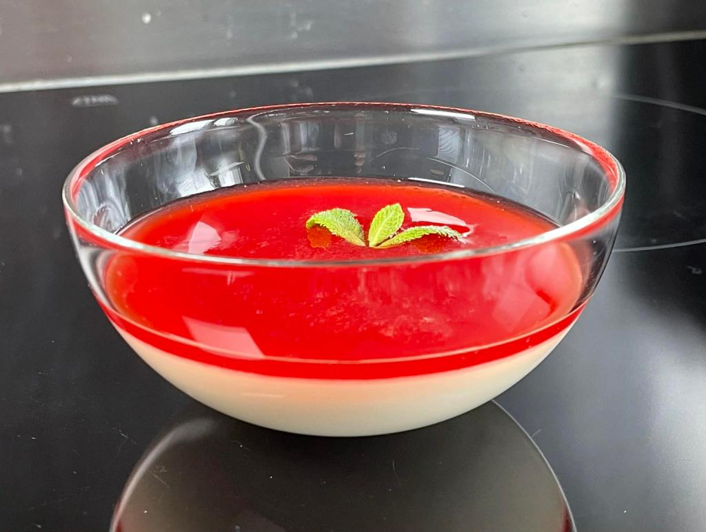 Klasikinis itališkas desertas Panna Cotta indelyje