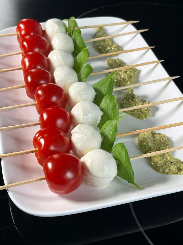 Itališki caprese iešmeliai su pesto padažu