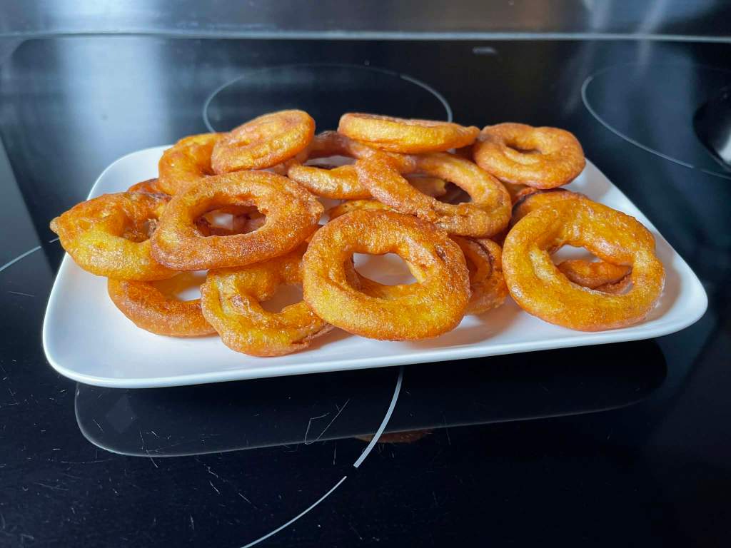 Svogūnų žiedai tešloje lėkštėje