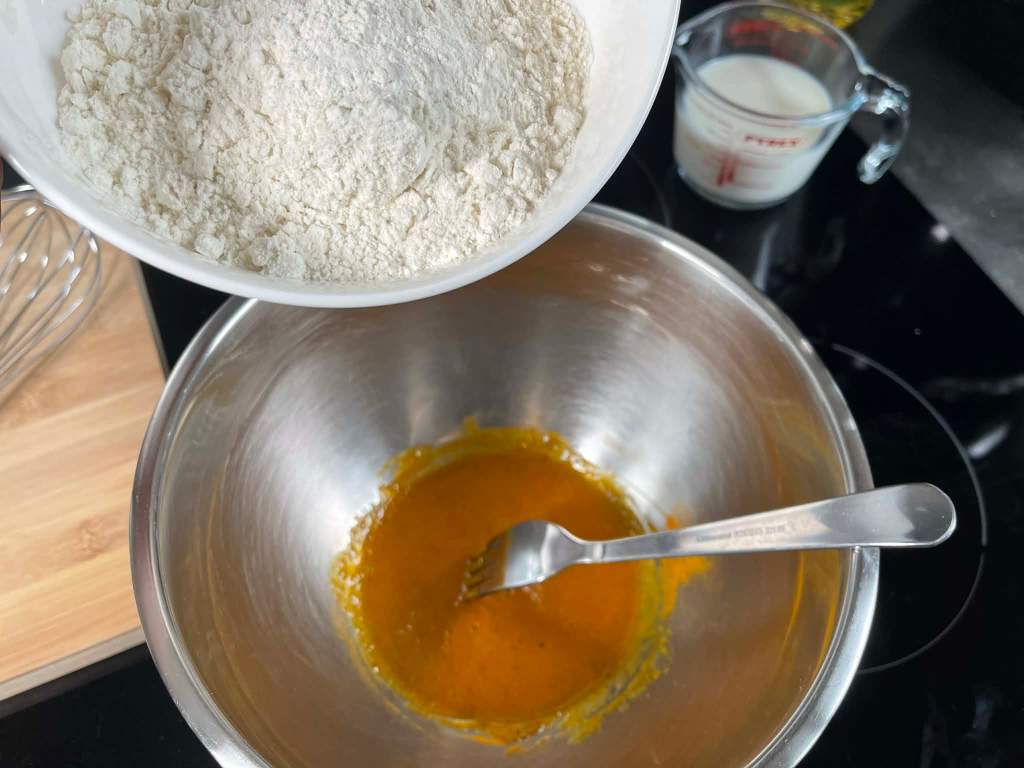 Svogūnų žiedai tešloje, miltai beriami į trynius