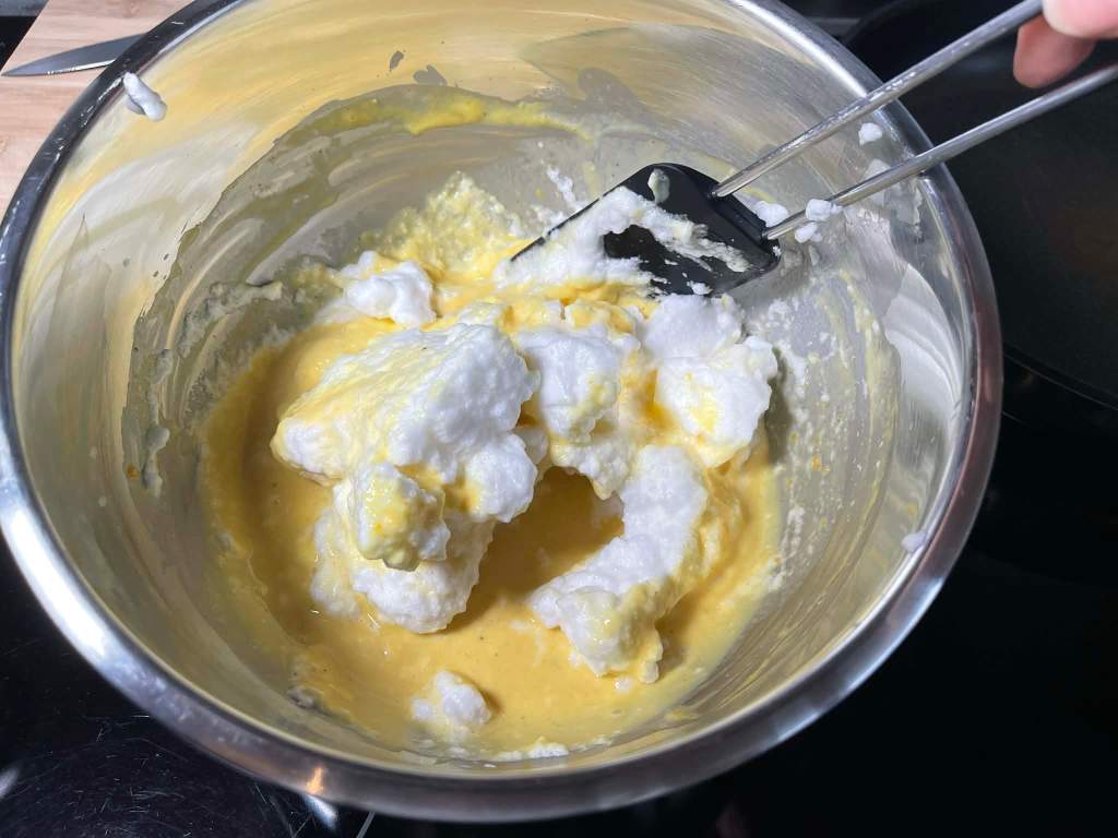 Svogūnų žiedai tešloje, plakti baltymai įmaišomi į tešlą