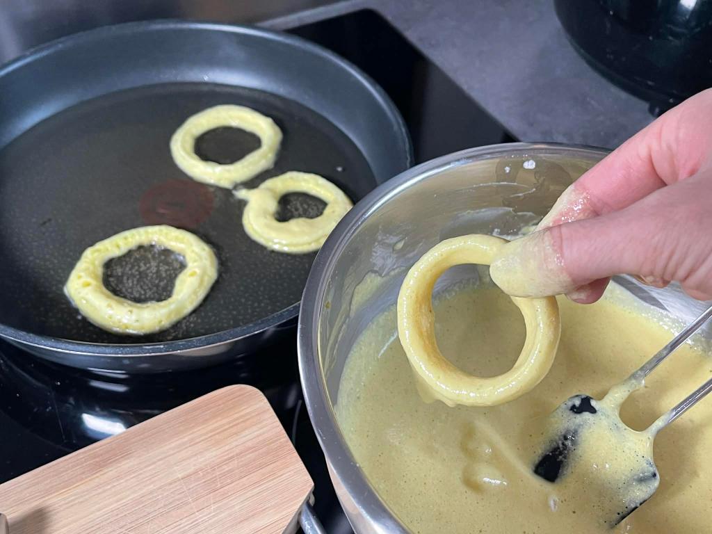 Svogūnų žiedai tešloje, svogūnų žiedai merkiami į tešlą