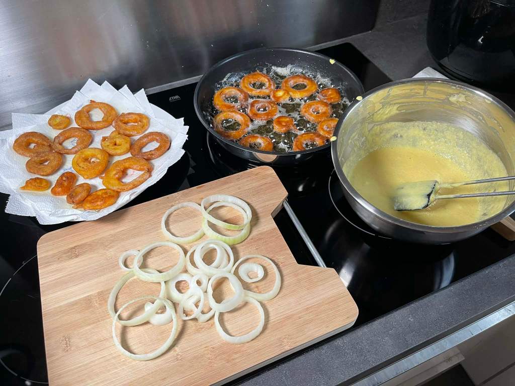 Kepami svogūnų žiedai tešloje